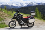 Celkový pohled na motocykl s krásou Alpských vrcholků