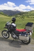 Celkový pohled na motocykl s krásou Alpských vrcholků